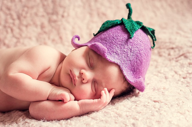 novorozenec s kloboučkem
