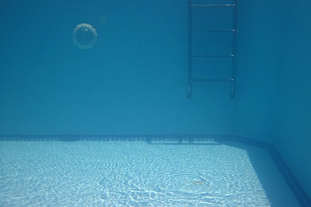 žebřík v bazénu.jpg