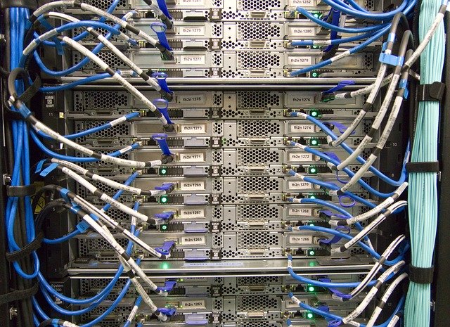 server s odkrytými vypínači